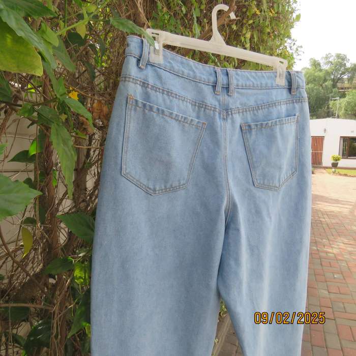 Light blue polycotton denim Mom jeans size 42. No stretch.