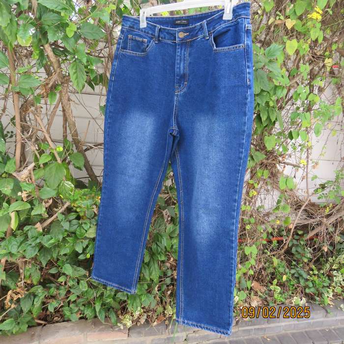 MILADY'S blue denim jeans with stretch size 40 to 42. Tapered legs.