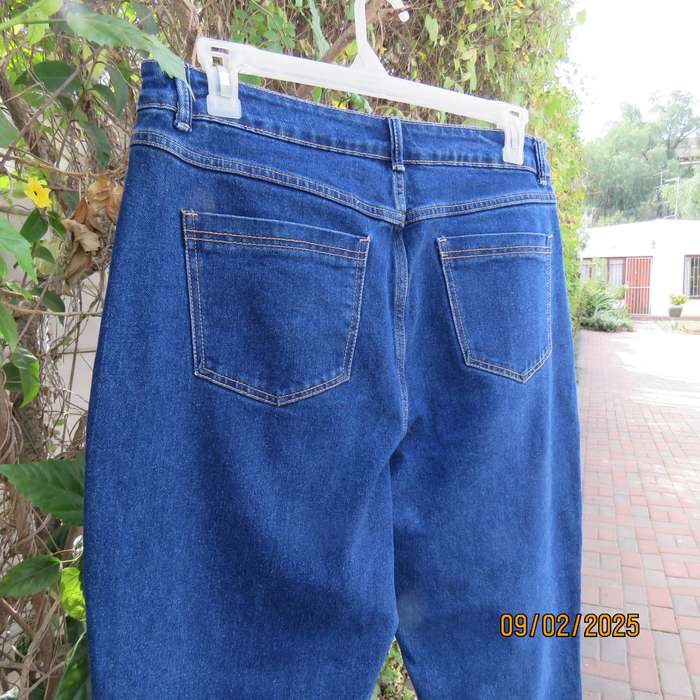 MILADY'S blue denim jeans with stretch size 40 to 42. Tapered legs.