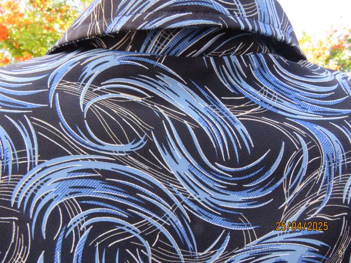 Blue and black graphic printed short sleeve polyester button down size 42 top.