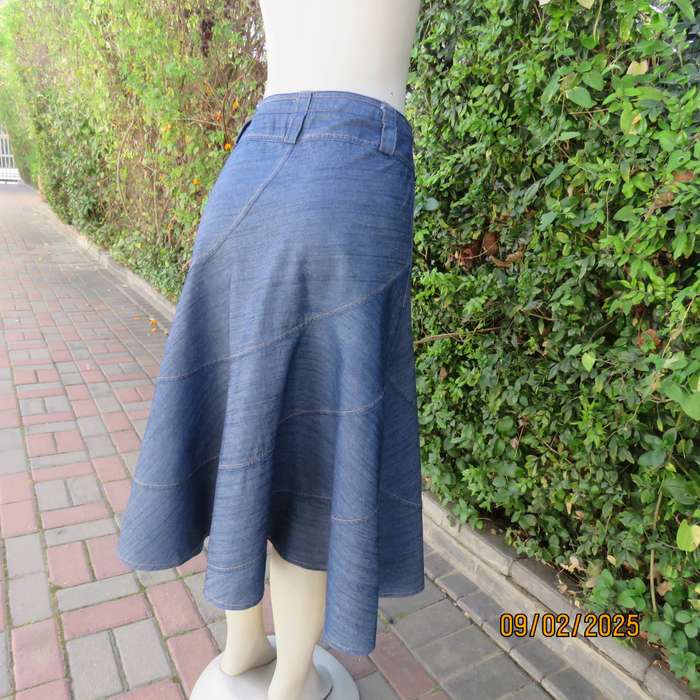 Blue denim jean skirt cut in rounded panels size 36-38. In 100% cotton.