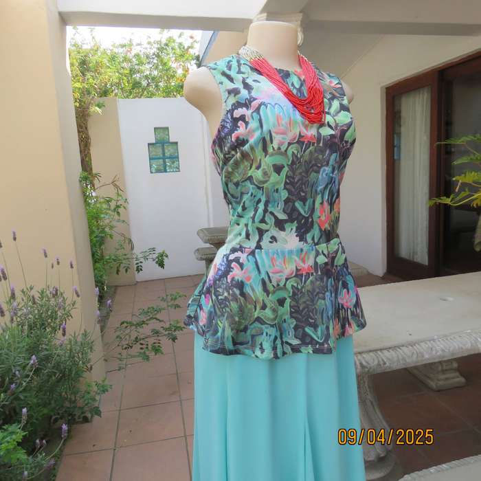 H&M slip over cheerful floral printed sleeves polyester stretch peplum top. Size 38