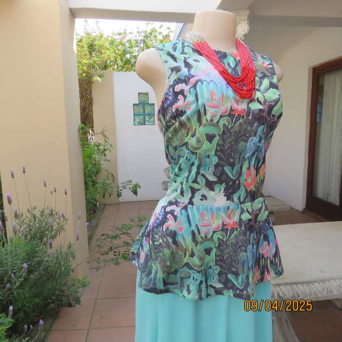 H&M slip over cheerful floral printed sleeves polyester stretch peplum top. Size 38
