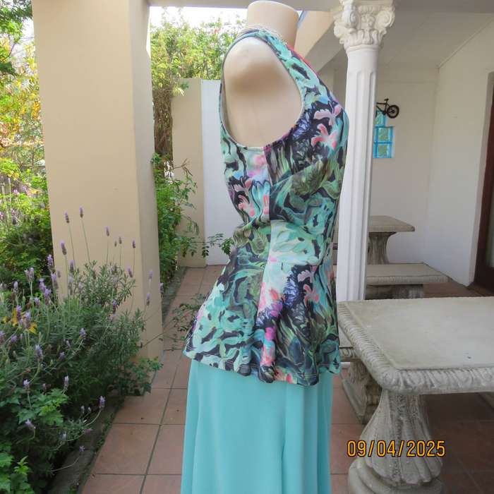 H&M slip over cheerful floral printed sleeves polyester stretch peplum top. Size 38