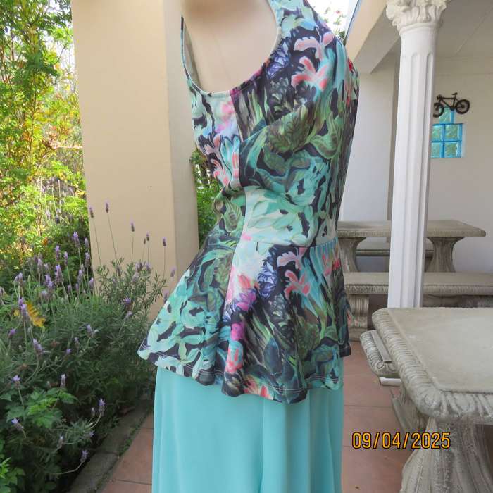 H&M slip over cheerful floral printed sleeves polyester stretch peplum top. Size 38