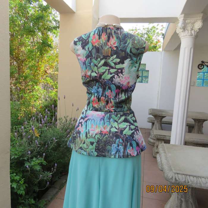 H&M slip over cheerful floral printed sleeves polyester stretch peplum top. Size 38