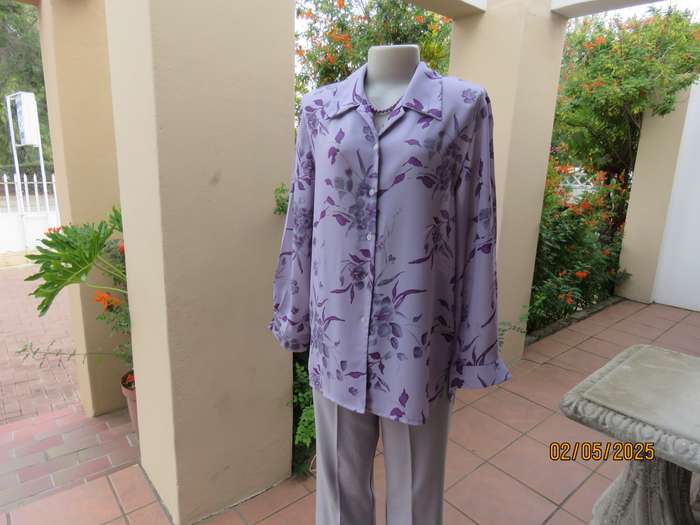 BY DESIGN pale lilac long cuffed sleeve top with violet-grey flowers. Size 36.
