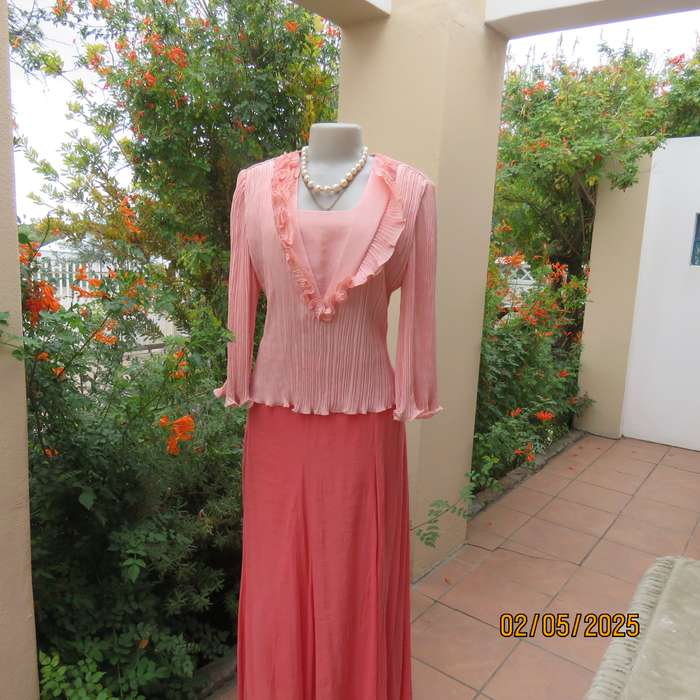RUTH REED luxury permanent pleated polyester embossed size 38 top.
