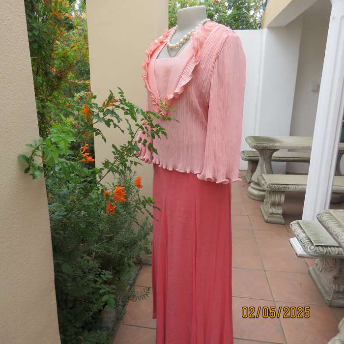 RUTH REED luxury permanent pleated polyester embossed size 38 top.