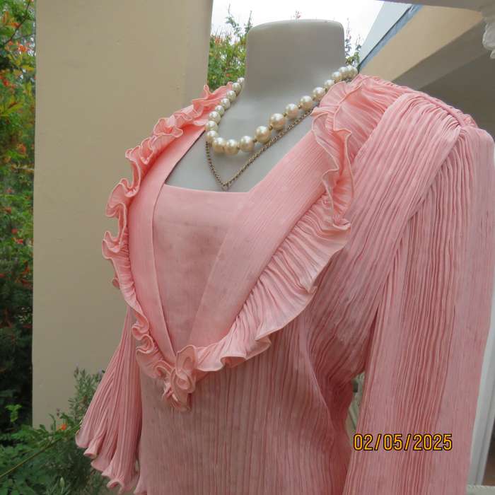 RUTH REED luxury permanent pleated polyester embossed size 38 top.