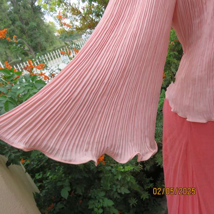 RUTH REED luxury permanent pleated polyester embossed size 38 top.