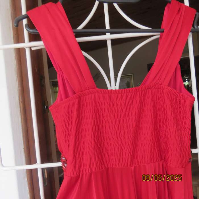TRUWORTHS Glamour race red silky stretch polyester maxi evening dress. Size 28 to 30.