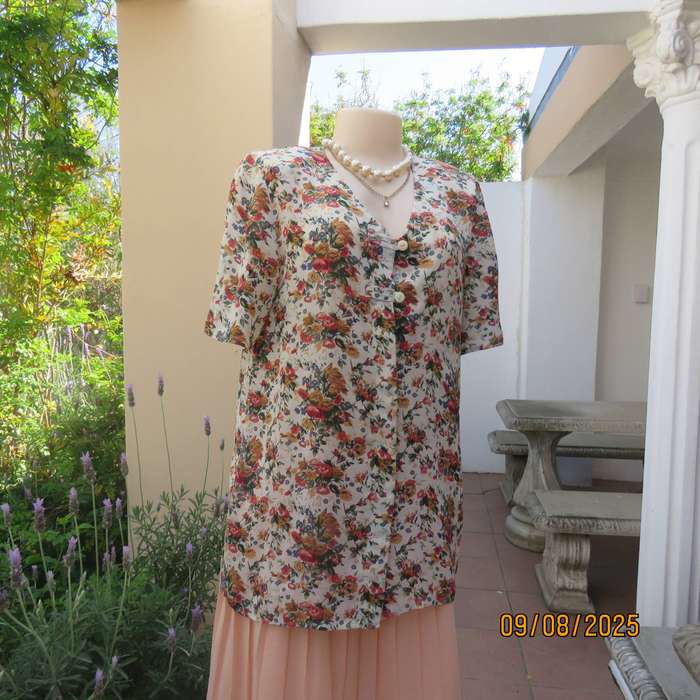TOPICS cream silky polyester top with floral posies and short sleeves. Size 34-36