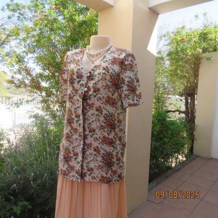 TOPICS cream silky polyester top with floral posies and short sleeves. Size 34-36