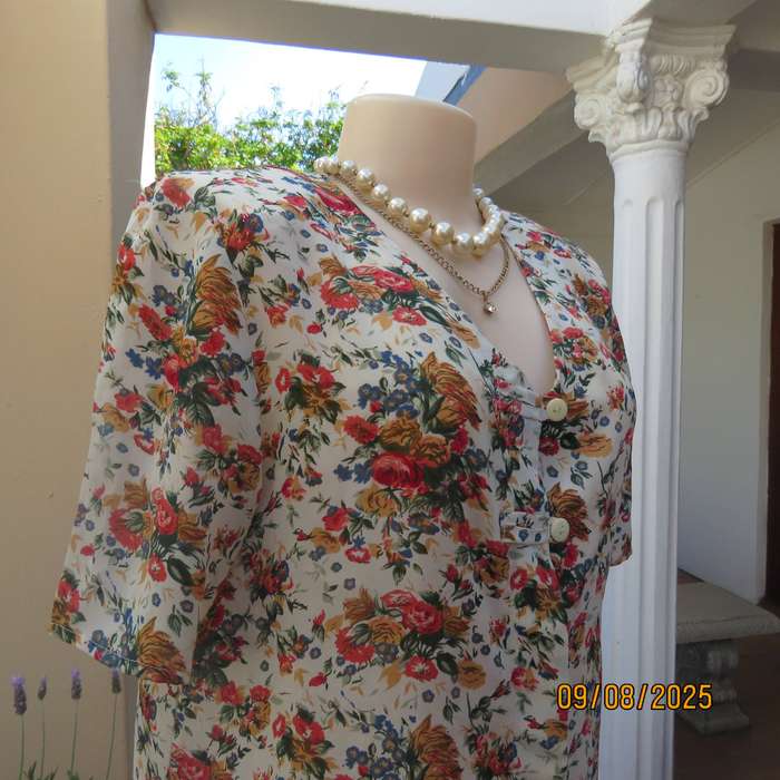 TOPICS cream silky polyester top with floral posies and short sleeves. Size 34-36