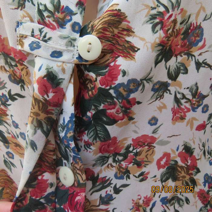 TOPICS cream silky polyester top with floral posies and short sleeves. Size 34-36