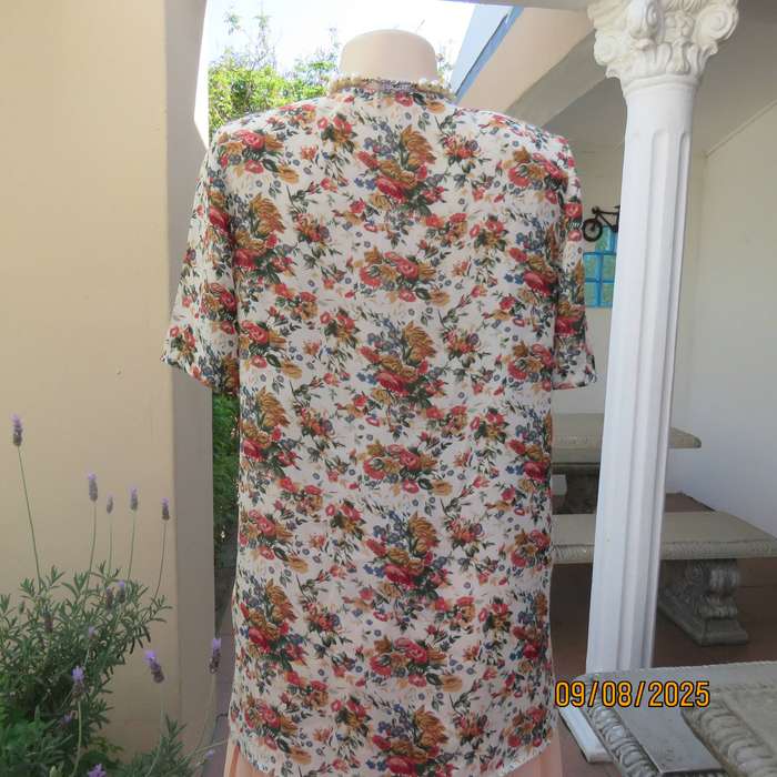 TOPICS cream silky polyester top with floral posies and short sleeves. Size 34-36
