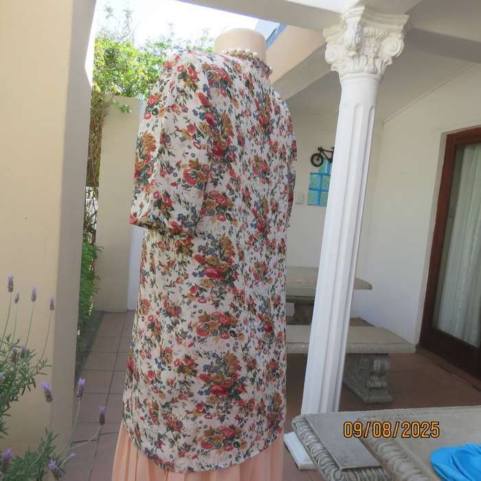 TOPICS cream silky polyester top with floral posies and short sleeves. Size 34-36