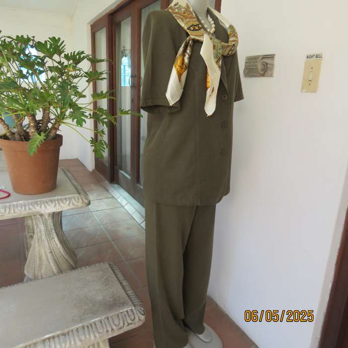 ML Classics dark olive green mottled 2pc pantsuit size 36. Short sleeves. 3 Button closure