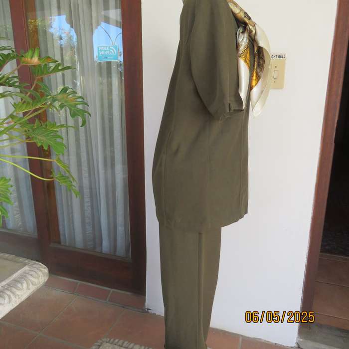 ML Classics dark olive green mottled 2pc pantsuit size 36. Short sleeves. 3 Button closure