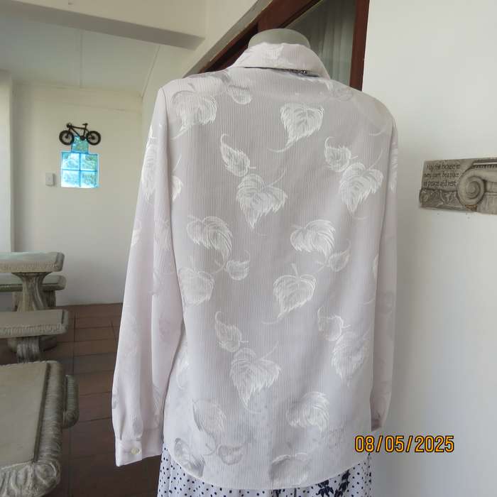 WOOLWORTHS white crinkled leaf embossed long sleeve top in size 38.
