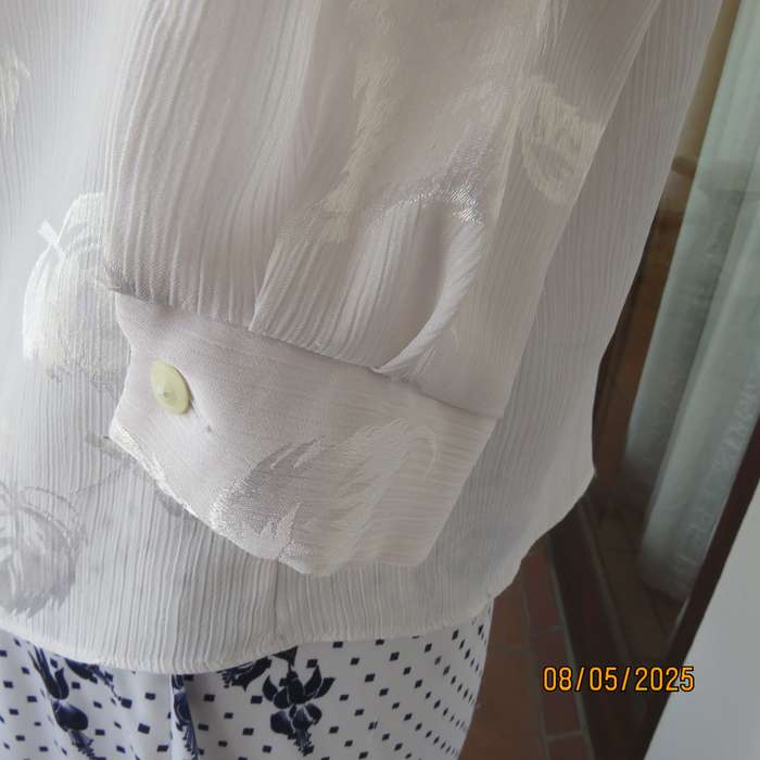 WOOLWORTHS white crinkled leaf embossed long sleeve top in size 38.