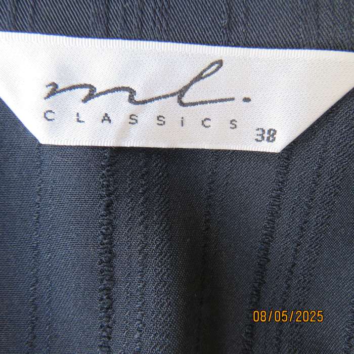 ML Classics navy tailored long sleeve stretch polyester 3 button closure jacket. Size 38