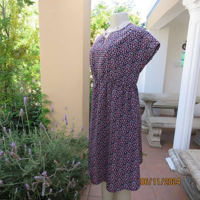 Cool maternity empire style dress in poly-rayon blend.Navy with white-pink flowers.Size 32-34.As new