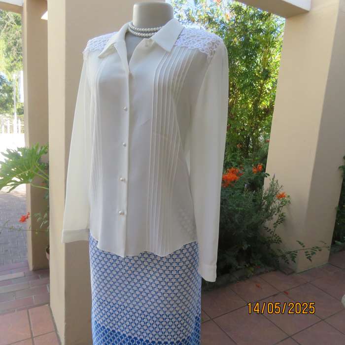 WOOLWORTHS elegant light cream textured polyester top with tucked seams. Size 36.