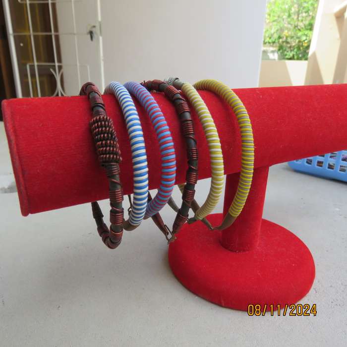 Selection of 6 ethnic bangles in different looks and sizes. Made with wire. Never used.