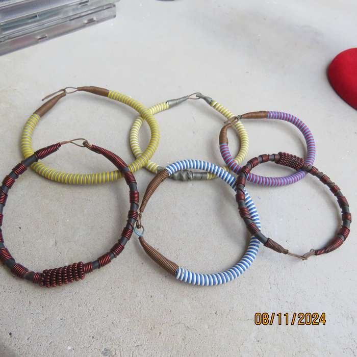 Selection of 6 ethnic bangles in different looks and sizes. Made with wire. Never used.