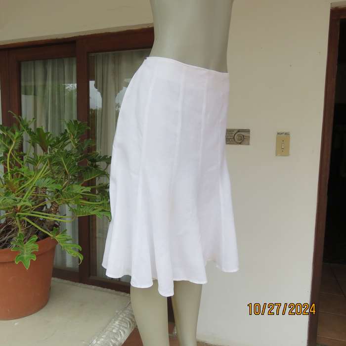 Stunning white linen-white blend kick-out 12 panel skirt size 36. Invisible side zip.Bandless.As new