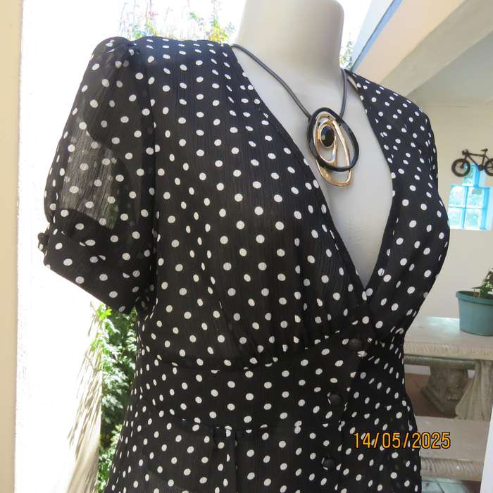 KELSO black-white polkadot sheer creased polyester short sleeve top. Size 36.