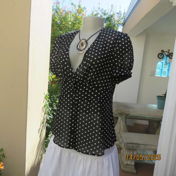 KELSO black-white polkadot sheer creased polyester short sleeve top. Size 36.