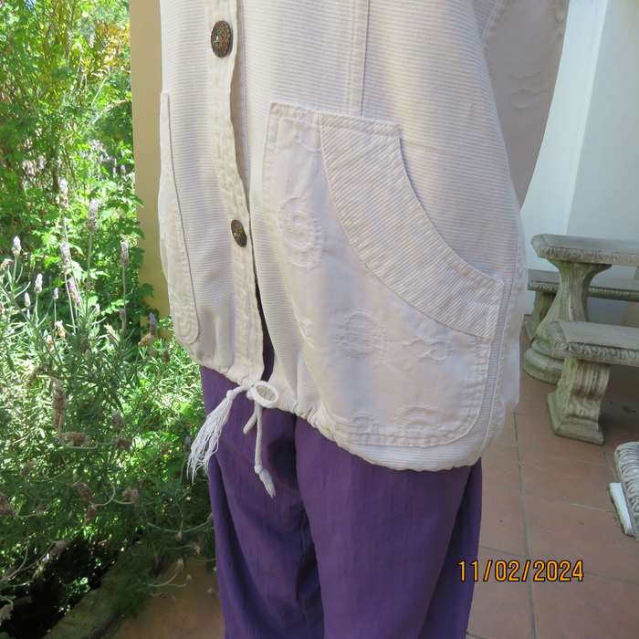 Must have white sleeveless patterned 100% cotton top-jacket. Drawstring hem. Pockets.Detail.Size 38.