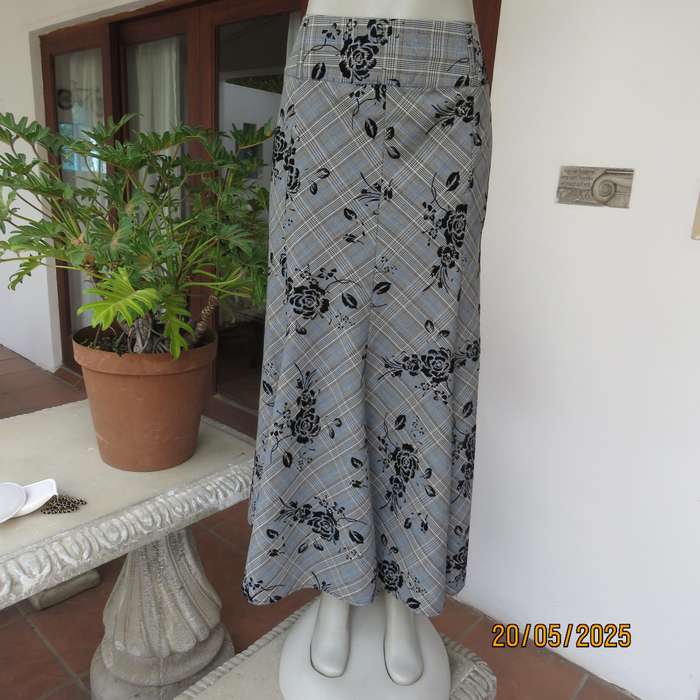 Paneled kick-out skirt in white-grey check-blue accents-black velvet roses. Size 40