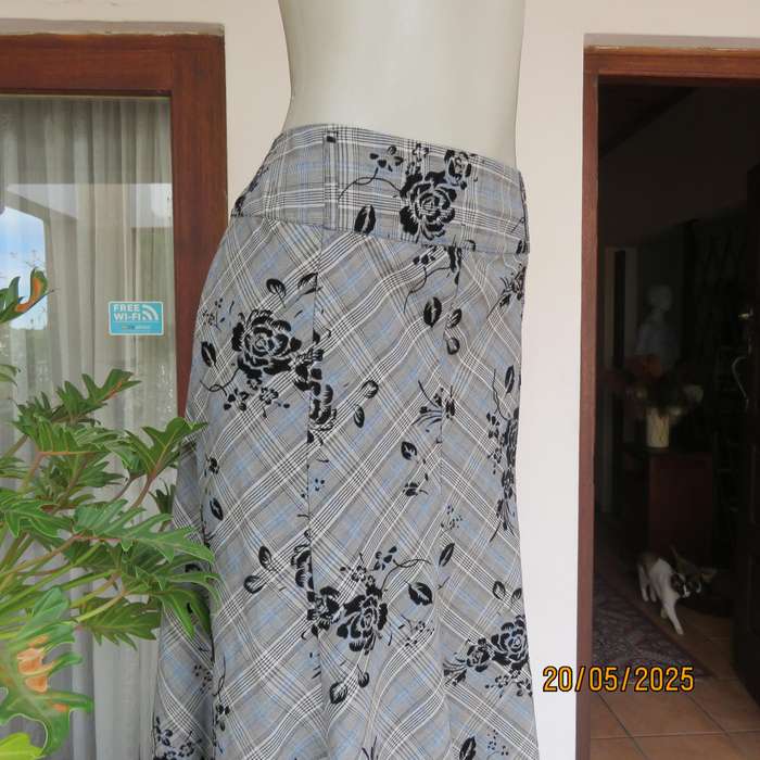 Paneled kick-out skirt in white-grey check-blue accents-black velvet roses. Size 40