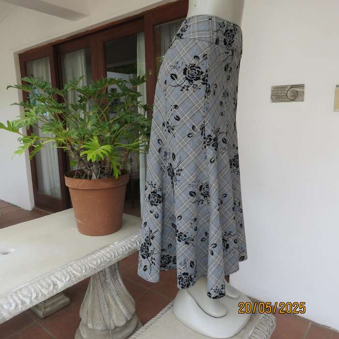 Paneled kick-out skirt in white-grey check-blue accents-black velvet roses. Size 40