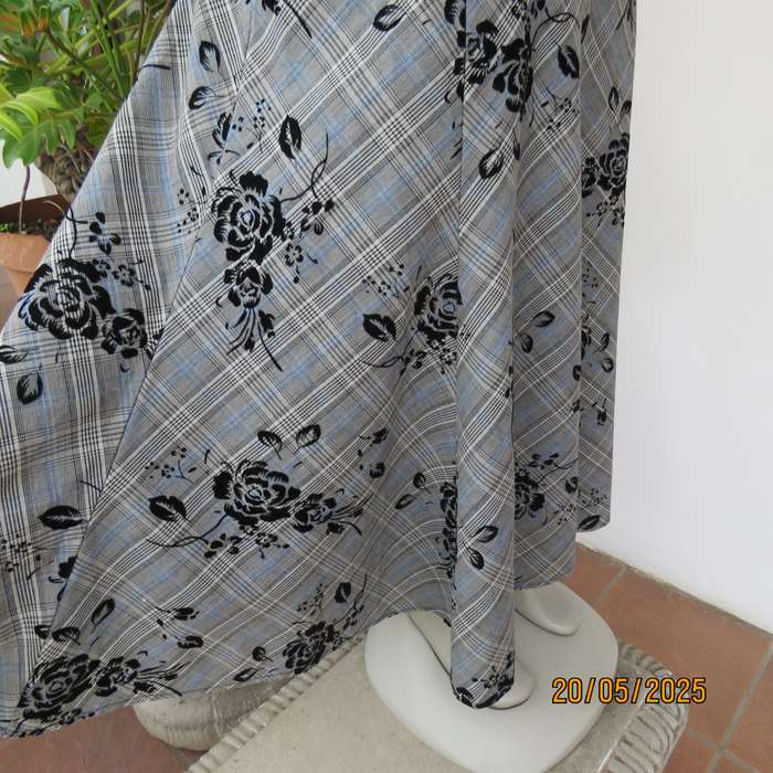 Paneled kick-out skirt in white-grey check-blue accents-black velvet roses. Size 40