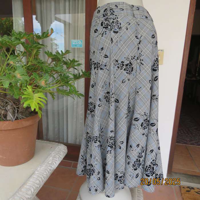 Paneled kick-out skirt in white-grey check-blue accents-black velvet roses. Size 40