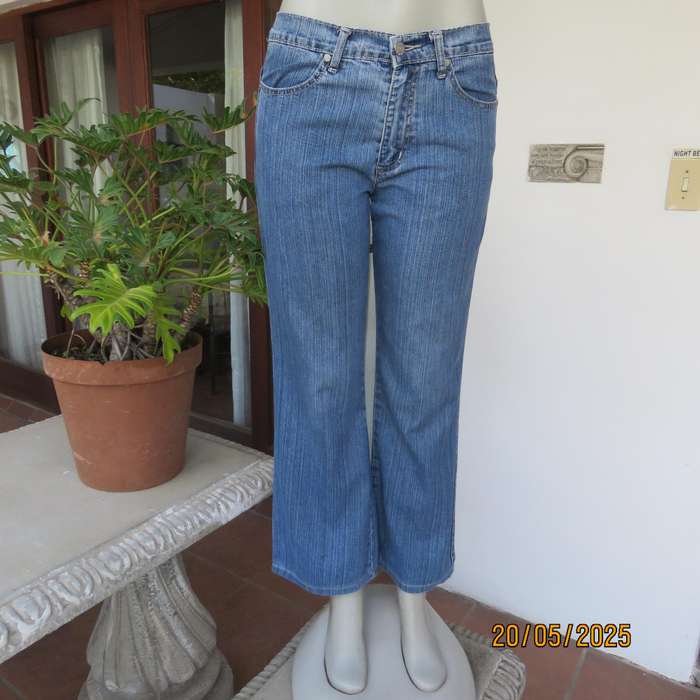 KARA blue denim jeans in polycotton stretch. Size 32-33. Two front pockets.