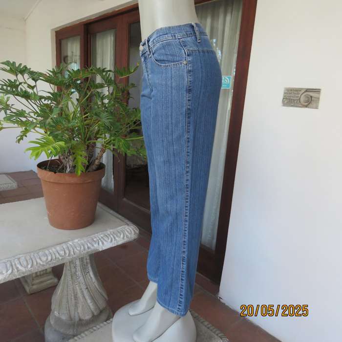 KARA blue denim jeans in polycotton stretch. Size 32-33. Two front pockets.