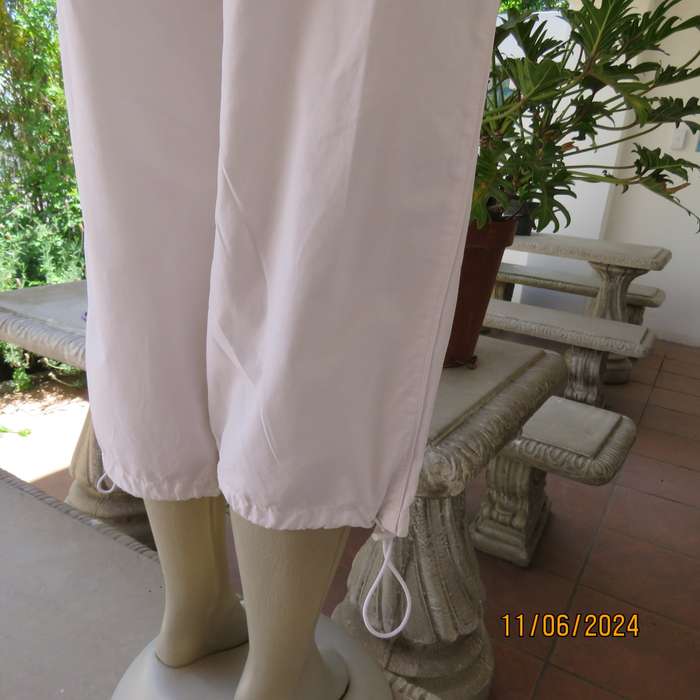 FUSION white cropped sportswear pants size 36. Front slit pockets. Drawstrings. As new cond.