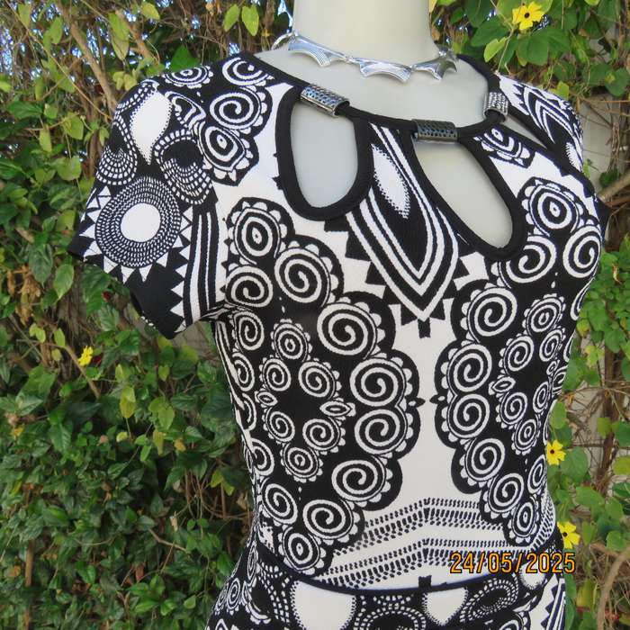 JUDY"S PRIDE low calf bodycon white-black textured polyester geometric print size 30 dress.