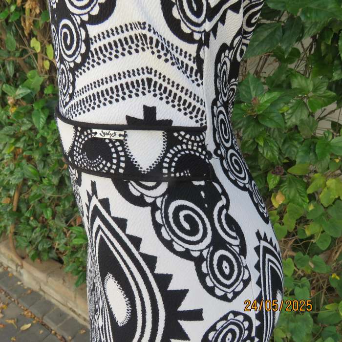JUDY"S PRIDE low calf bodycon white-black textured polyester geometric print size 30 dress.