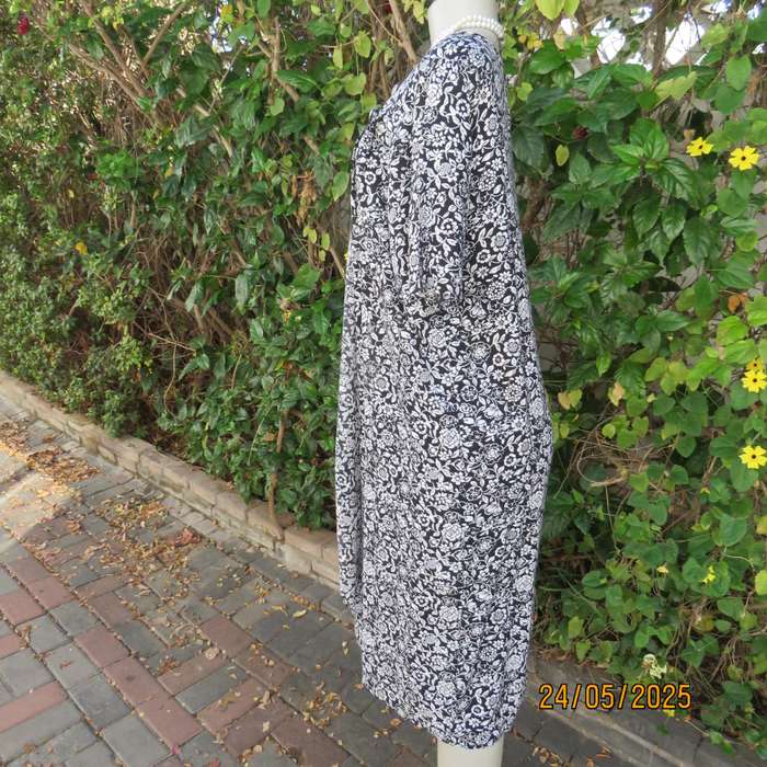 RIVIERA black-white floral viscose maternity fold over dress size 38. Short sleeves.
