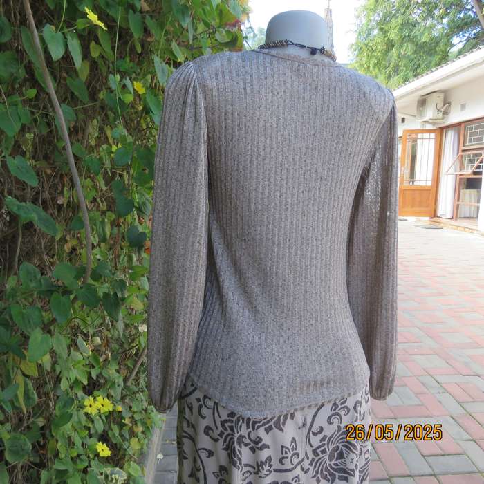 IDENTITY mottled beige soft stretch polyester long sleeve slip over top size 34.