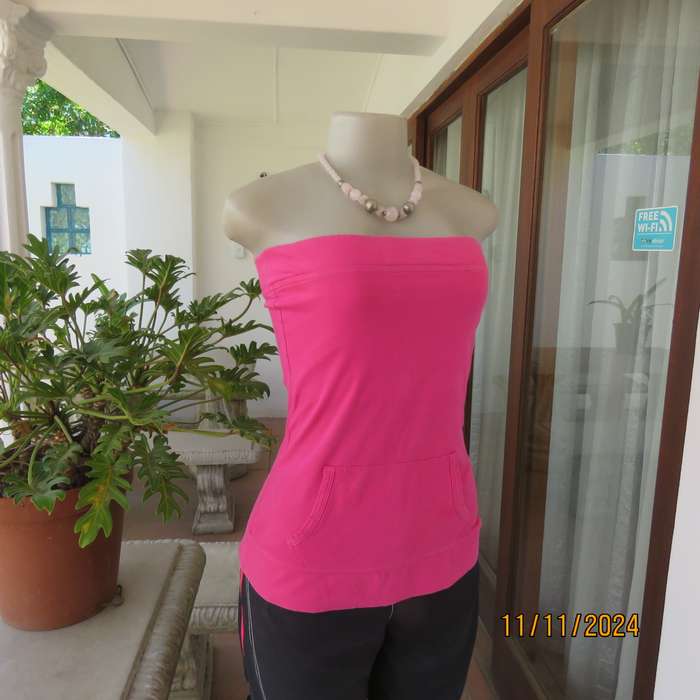 Strapless cotton stretch magenta pink top with bra inner. Size 36. Kangaroo pocket. Very good cond.