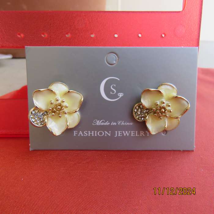 Dainty pair of flower earrings in cream resin with gold and tiny faux diamonds. Diam 2cm. New item