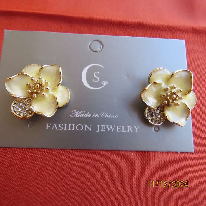 Dainty pair of flower earrings in cream resin with gold and tiny faux diamonds. Diam 2cm. New item